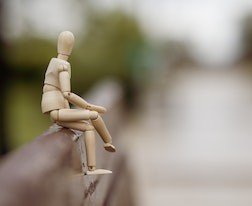 从微观上研究个体或群体（家庭）的健康